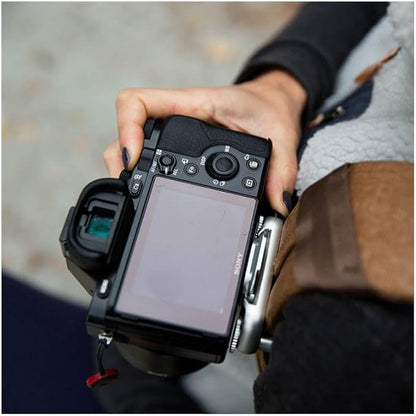 Peak Design Capture Camera Clip V3, Holds DSLR, Compact and Point and Shoot - Image 2